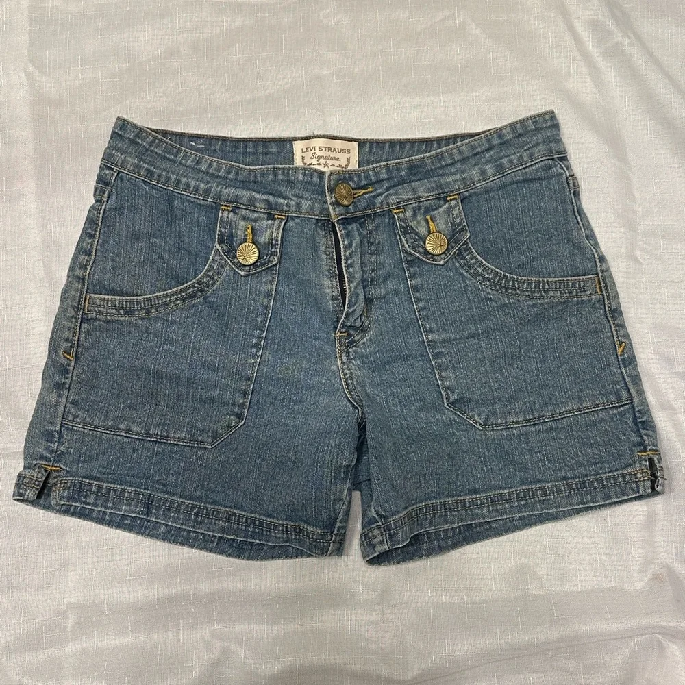 Levi's Women's Classic Blue Jean Shorts - Picture 10 of 10